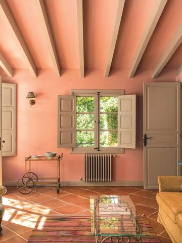 Wohnzimmer mit gemütlicher Sitzgruppe und sonnendurchfluteten Fenstern