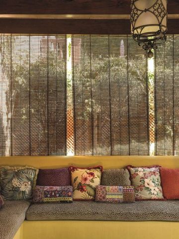 Bequeme Sitzecke mit bunten Kissen und einem Hauch von Gemütlichkeit