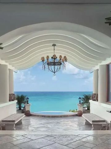 Eingangsbereich mit Meerblick und dekorativer Beleuchtung