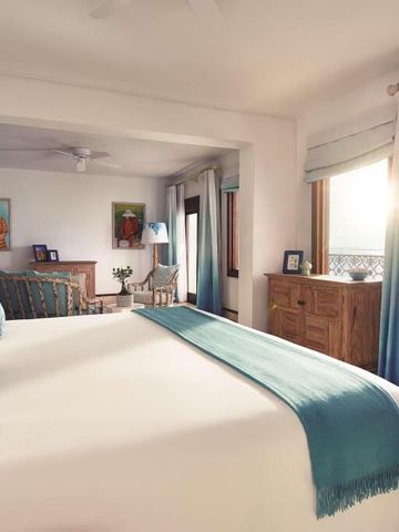 Geräumiges Schlafzimmer mit stilvoller Dekoration und Tageslicht