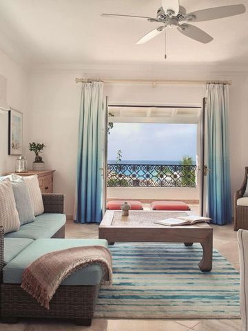 Wohnbereich mit Sofa und großem Fenster zum Meer