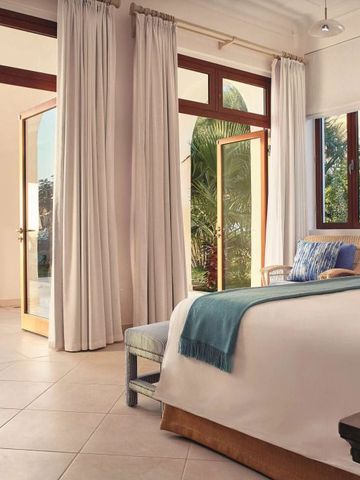 Großzügiges Schlafzimmer mit offenem Balkon und Meerblick