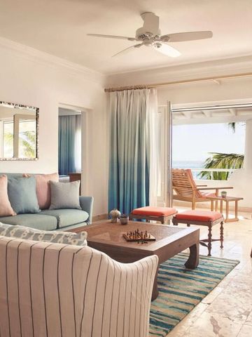 Elegantes Wohnzimmer mit Zugang zum Balkon mit Meerblick