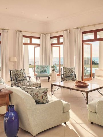 Luxuriöser Wohnbereich mit großen Fenstern und Meerblick