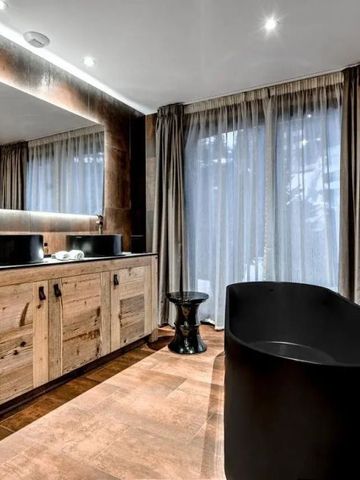Moderne Badewanne in edlem Badezimmer mit Holzdesign