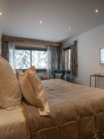 Gemütliches Schlafzimmer mit Ausblick auf verschneite Berge