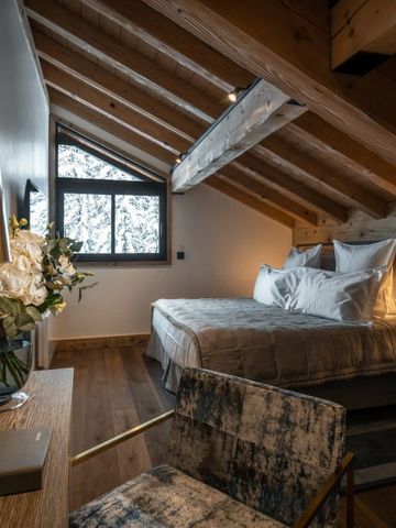 Dachgeschosszimmer mit Holzbalken und klassischem Interieur