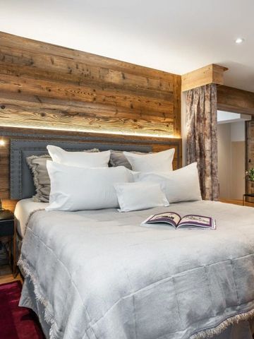 Modernes Schlafzimmerdesign mit Holzwänden und Luxusdetails