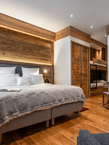 Gemütliches Hotelzimmer mit Doppelbett und modernen Holzelementen