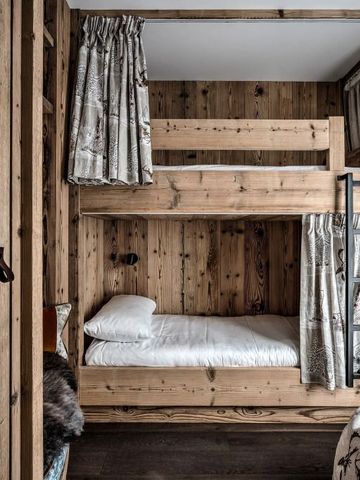 Rustikales Etagenbett aus Holz in elegantem Hotelzimmer