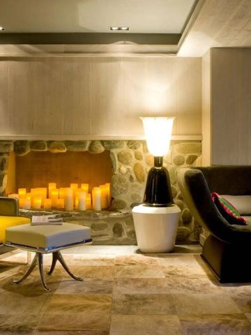 Eleganter Lounge-Bereich mit Kamin und stilvollen Möbeln