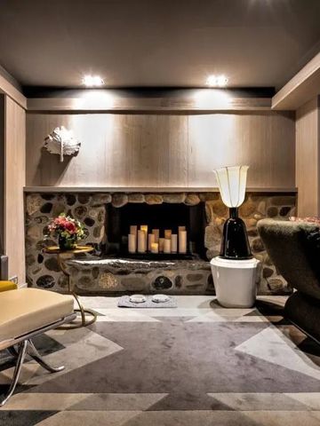 Luxuriöse Lounge mit Kamin und eleganten Sitzgelegenheiten