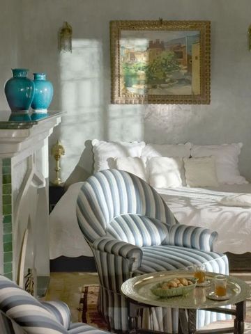 Gemütliches Schlafzimmer mit Kamin und blauen Akzenten.