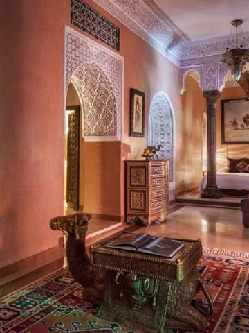 Opulentes Zimmer mit dekorativen Bögen und kunstvollen Texturen.