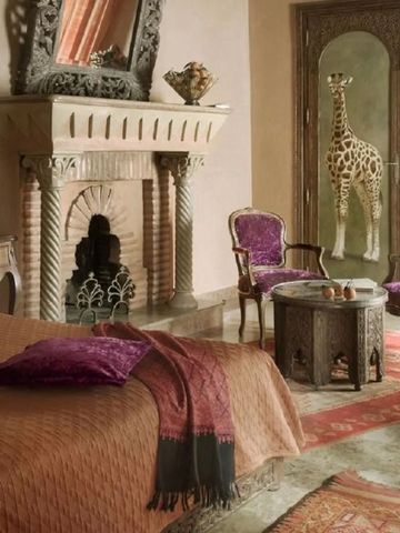 Geräumiges Zimmer mit Kamin und exotischer Dekoration.