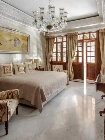 Luxuriöses Hotelzimmer mit großem Bett, Kronleuchter und traditionellem Dekor