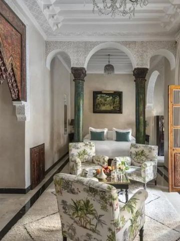 Suite mit stilvollen Möbeln und kunstvollen Säulen im marokkanischen Stil