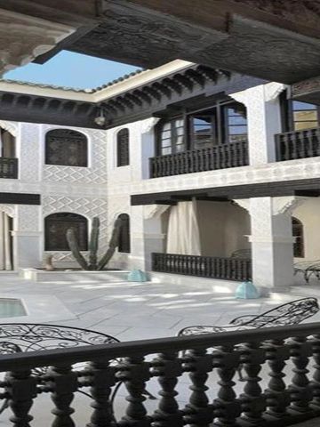 Innenhof mit Pool und traditionellen marokkanischen Arkaden