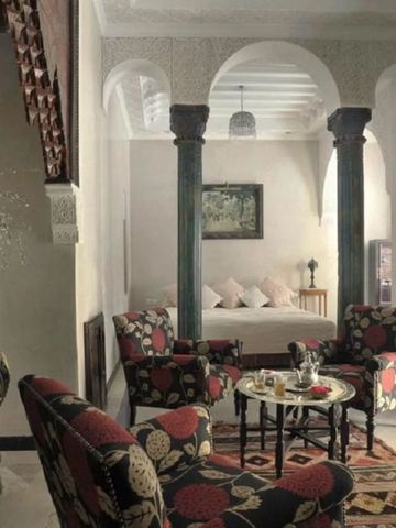 Eleganter Wohnbereich mit Säulen und orientalischem Dekor