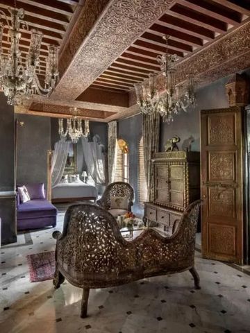 Luxuriös eingerichtetes Zimmer mit detaillierten Holzarbeiten und Kronleuchtern