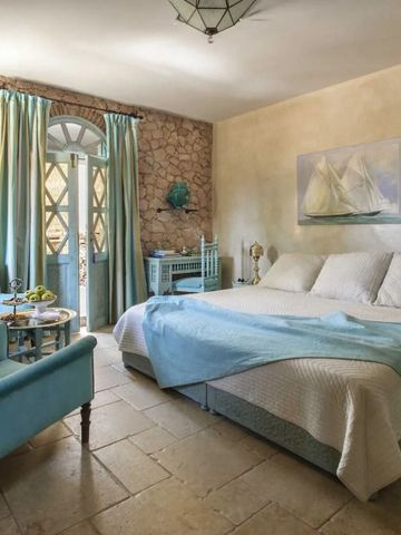 Zimmer mit hellblauen Akzenten und rustikaler Steinwand.