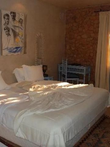 Warm beleuchtetes Schlafzimmer mit gemütlicher Atmosphäre.