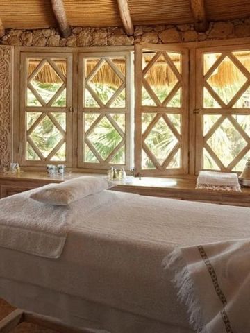 Massageraum mit Holzeinrichtung und Liege im Hotel La Sultana Oualidia
