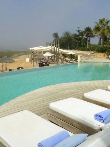 Infinity Pool mit Liegen und Aussicht auf den Strand bei La Sultana Oualidia