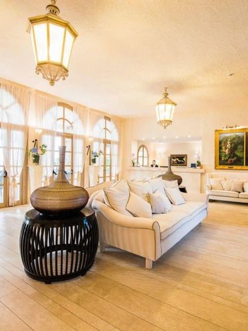 Helle und luxuriöse Lounge mit eleganten Sofas und großen Fenstern