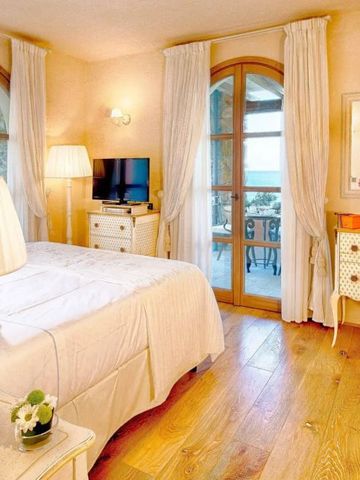 Hell eingerichtetes Schlafzimmer mit Holzboden und stilvollen Möbeln