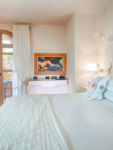 Helles Schlafzimmer mit elegantem Dekor und Kunstwerk an der Wand