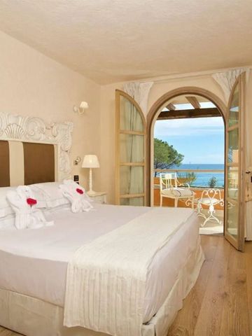 Luxuriöses Schlafzimmer mit Zugang zum Balkon und Meerblick