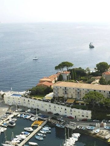 Luftaufnahme des Hotels an der Küste mit Hafen und Meer im Hintergrund.