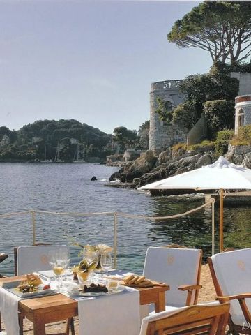 Strandrestaurant mit Blick auf die malerische Küstenlandschaft