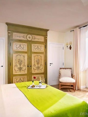 Gemütliches Hotelzimmer mit dekorativem Kleiderschrank und Balkonzugang