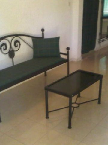 Gemütliche Hotellounge mit Metall-Couch und Tisch