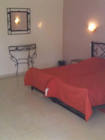 Hotelzimmer mit zwei Einzelbetten in einem dezenten Raum