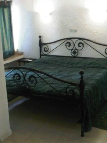 Klassisch dekoriertes Hotelzimmer mit Doppelbett