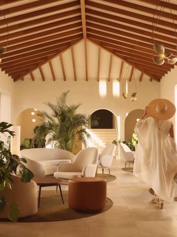 Helle elegante Lobby mit hohen Decken und stilvollen Möbeln in warmen Tönen