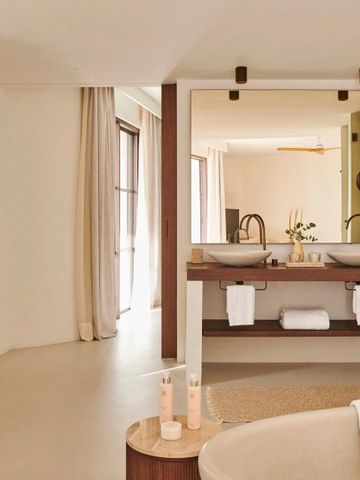 Modernes Badezimmer mit Doppelwaschbecken und stilvollem Interieur