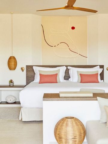 Großzügiges Schlafzimmer mit stylischen Details und natürlichem Licht