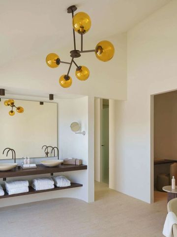 Geräumiges modernes Bad mit einzigartiger Beleuchtung