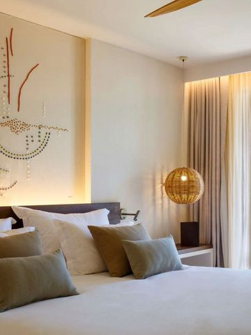 Elegantes Zimmerdesign mit stilvoller Wanddekoration und gemütlicher Beleuchtung