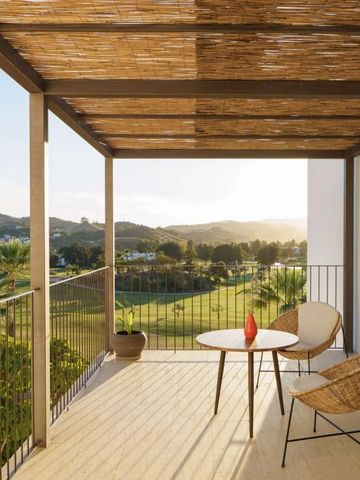 Terrasse mit Blick auf die grüne Landschaft und modernen Sitzmöbeln