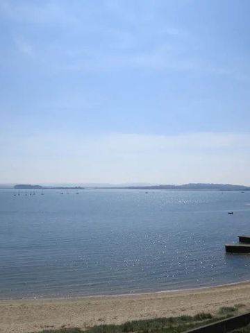 Atemberaubender Blick auf den ruhigen See und Himmel