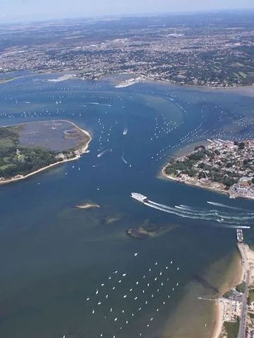 Panoramablick auf Küste mit Wasser und Yachten