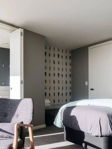 Blick in ein Zimmer mit modernem Interieur und Bad.