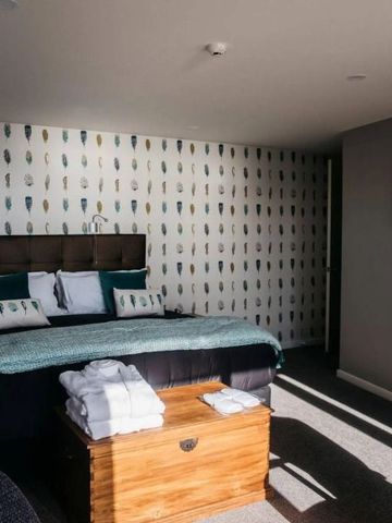 Luxuriöses Zimmer mit großen Fenstern und stilvollem Muster.