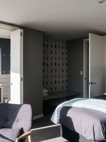 Helles Zimmer mit moderner Einrichtung und Badzugang.