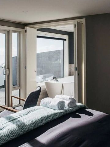 Zimmer mit Zugang zur Terrasse und Blick auf den Garten.